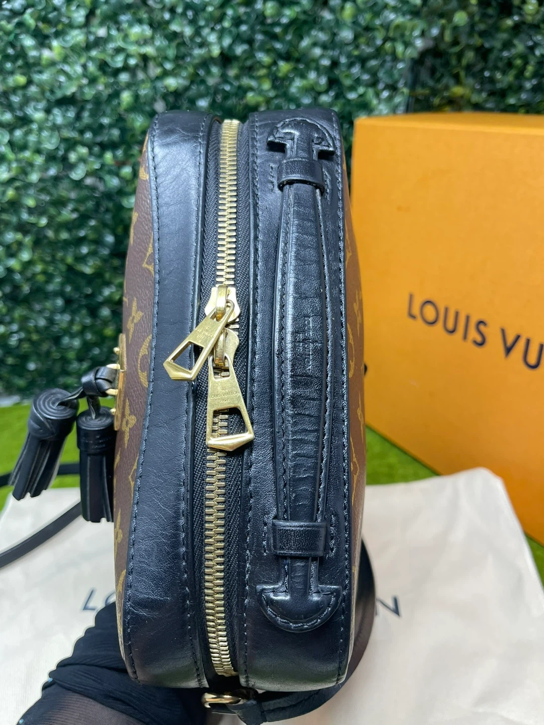 Authentic Louis Vuitton Saintonge black - photo 5