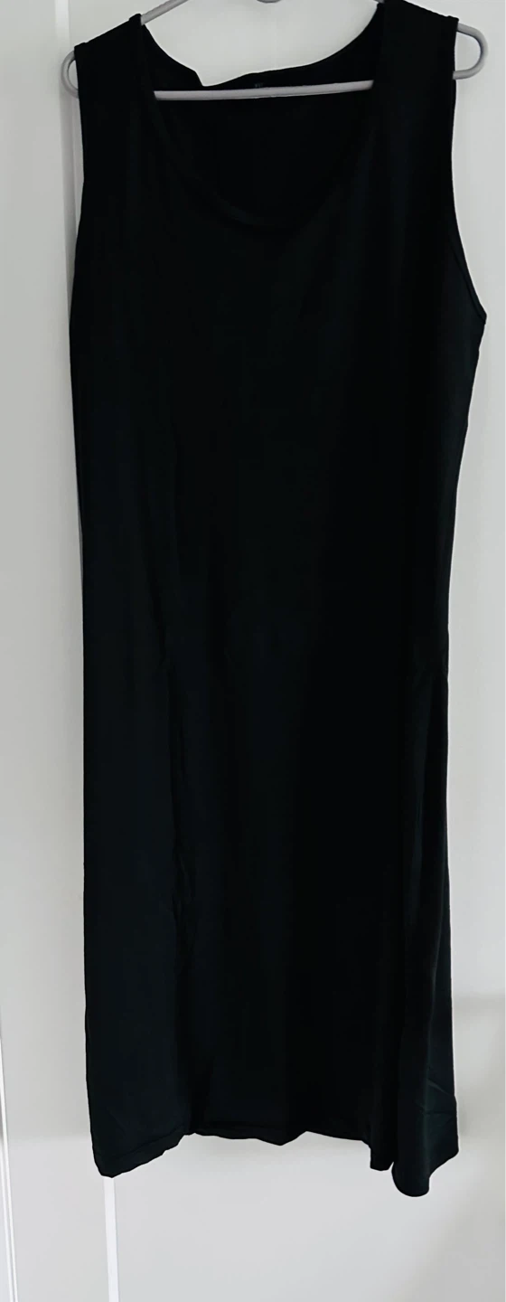 Black sleeveless midi dress