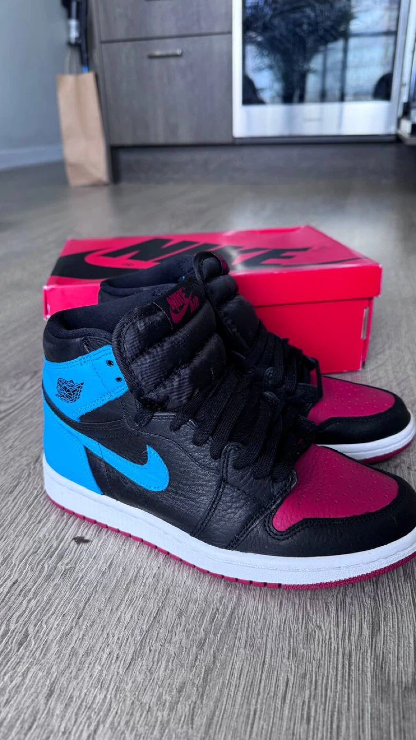 Nike Air Jordan 1 High OG (Women’s 7 / Youth Fit)
