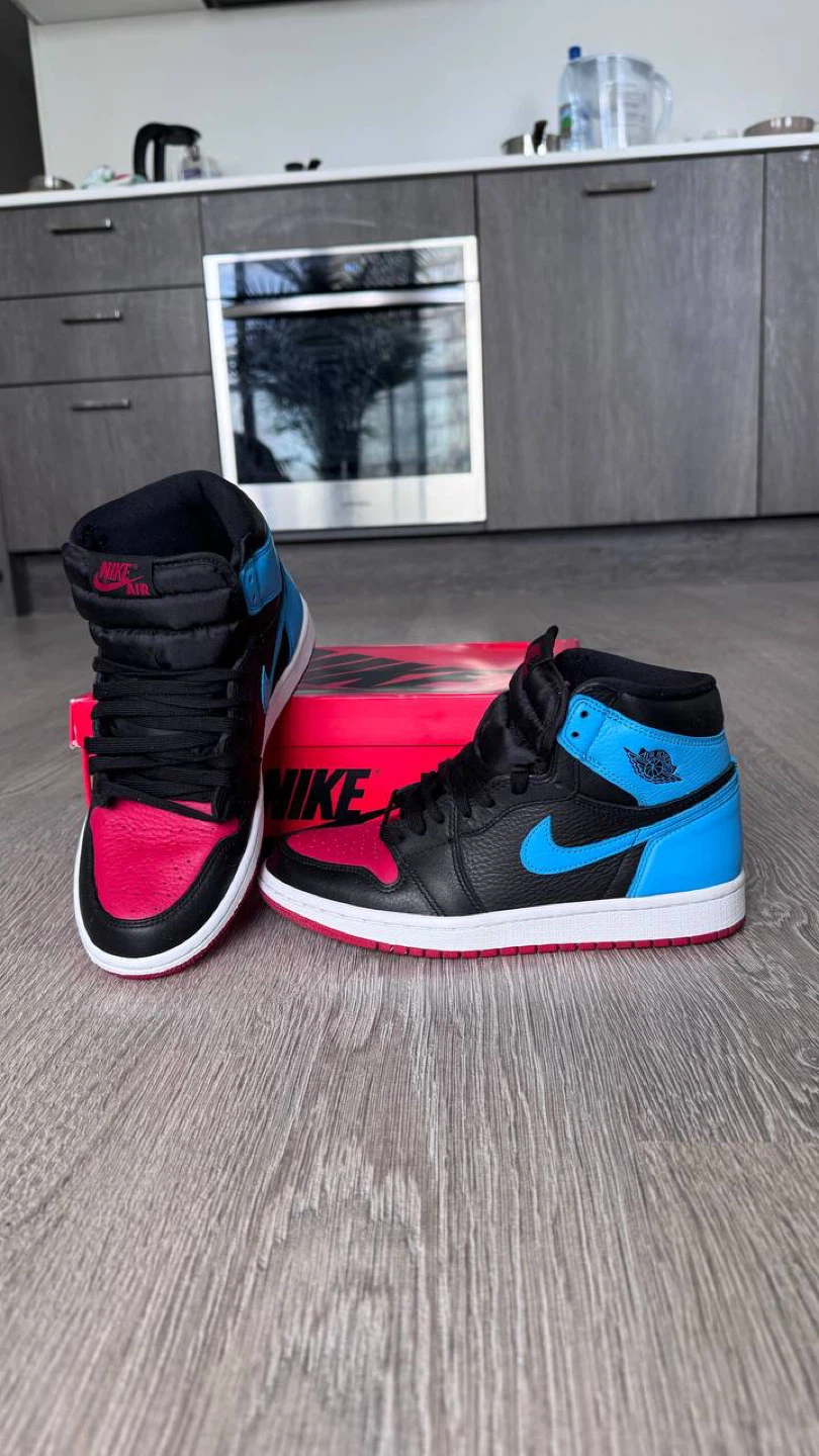 Nike Air Jordan 1 High OG (Women’s 7 / Youth Fit) - photo 2