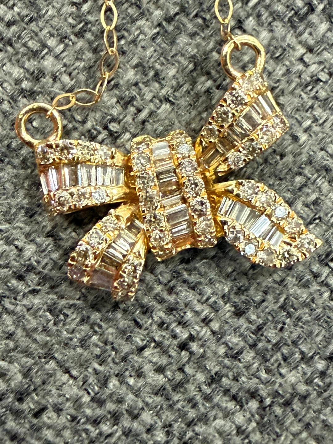 Pure 18K Gold Necklace Ribbon Pendant with Natural Diamonds - photo 2