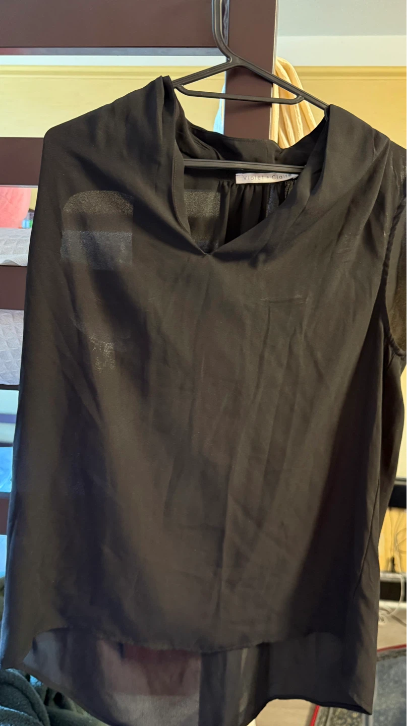 Violet & Claire Black V-Neck Blouse Size M