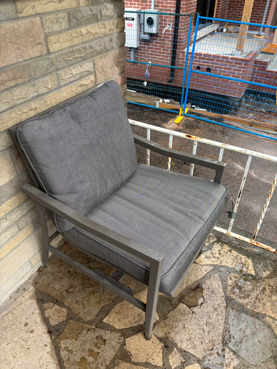 Outdoor patio chairs X2 with grey cushions and table - photo 2