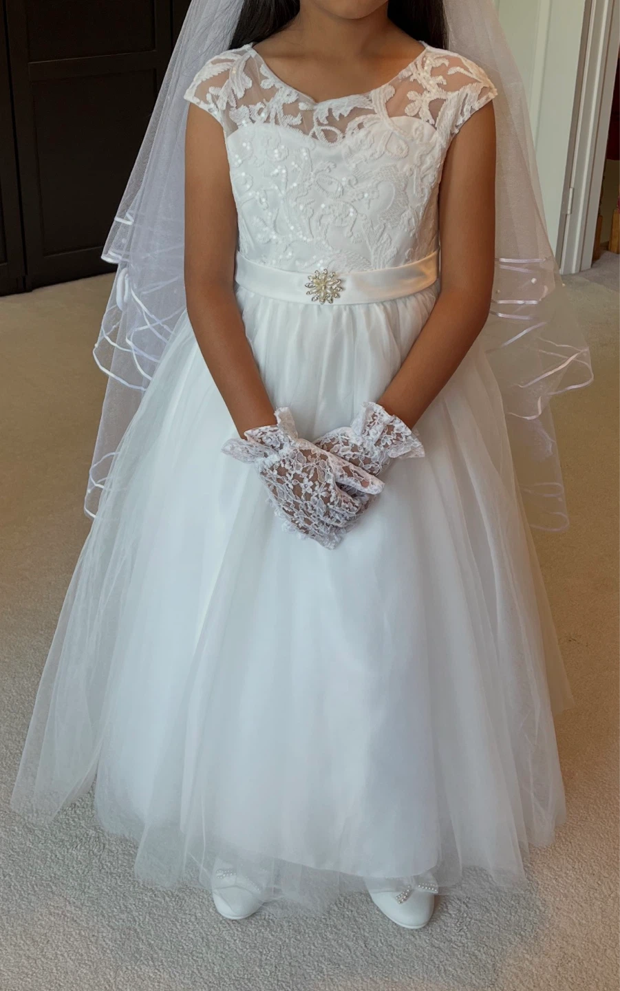 White Communion dress with Veil, Gloves & white shoes - photo 2