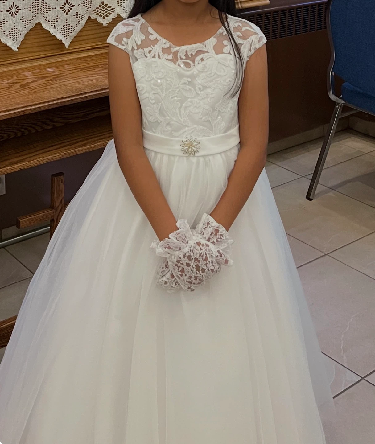 White Communion dress with Veil, Gloves & white shoes - photo 4