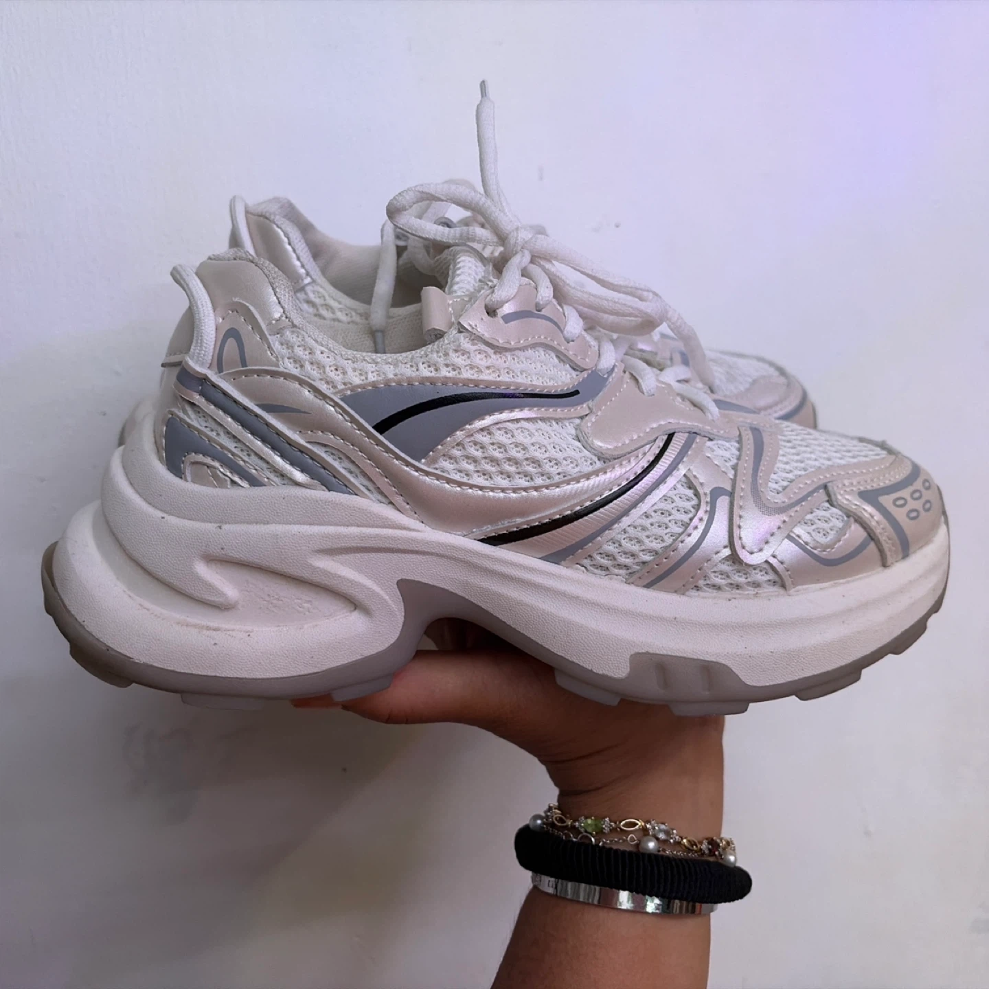 Cuccoo sneakers size 4 🌱