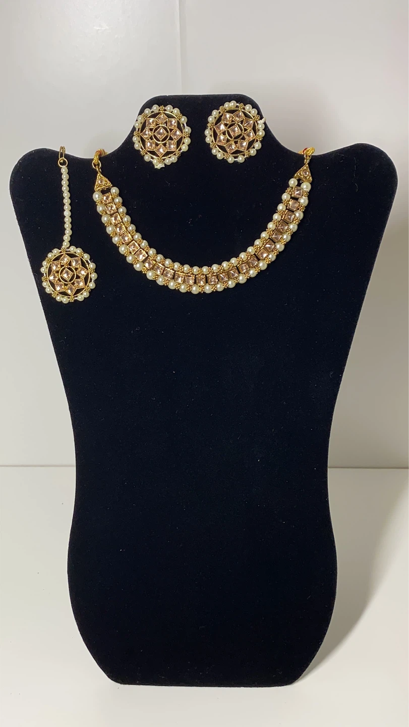 Gold-toned Kundan Necklace Set with Earrings and Tikka - photo 4