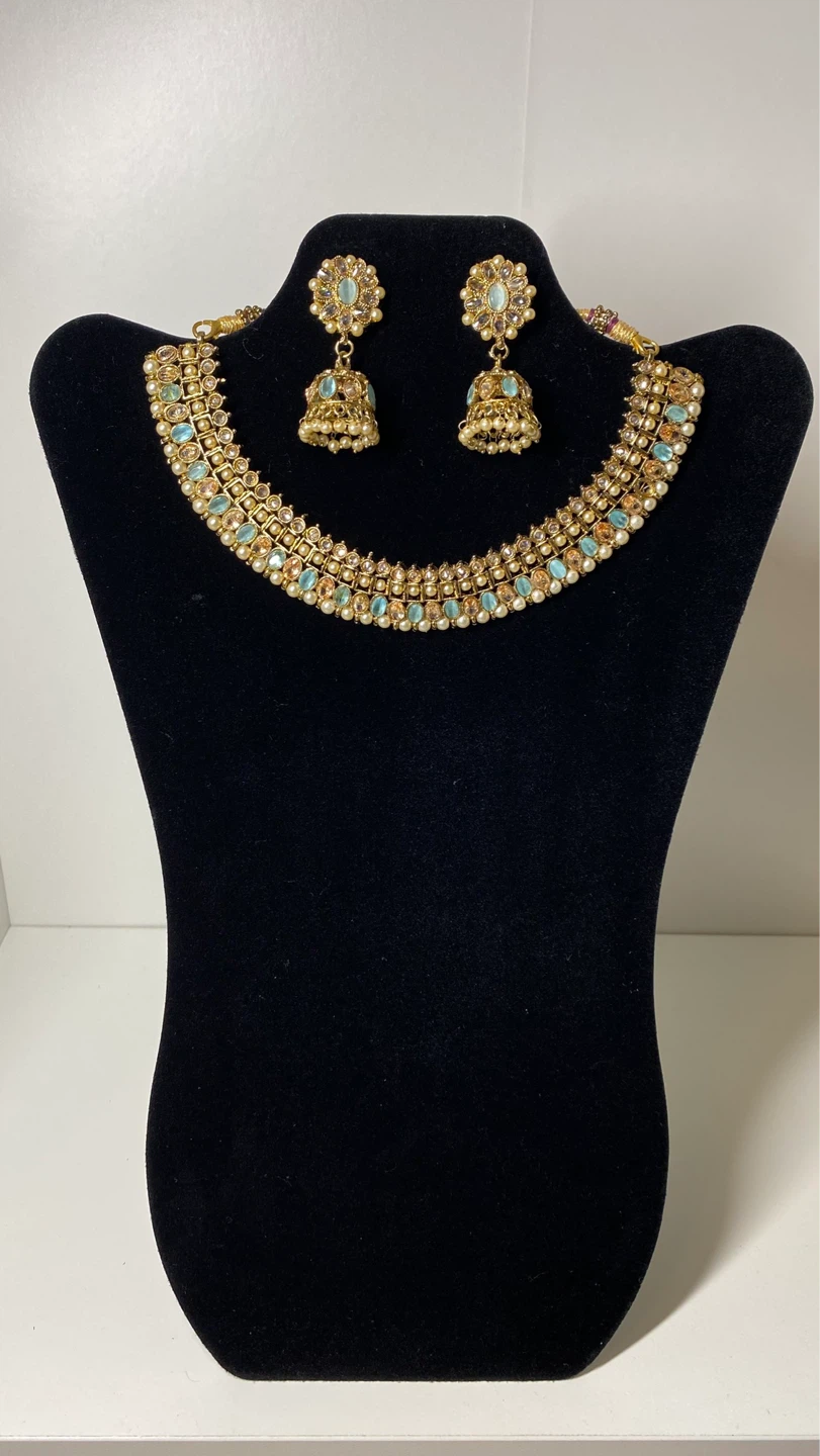 Gold-toned Kundan Necklace Set with Earrings and Tikka - photo 3