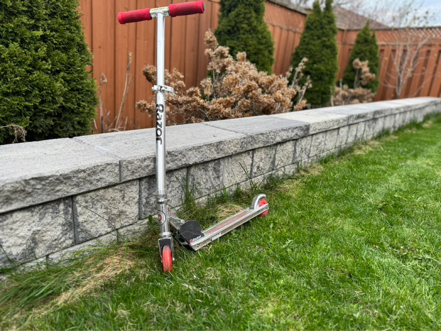 RED RAZOR KIDS SCOOTER