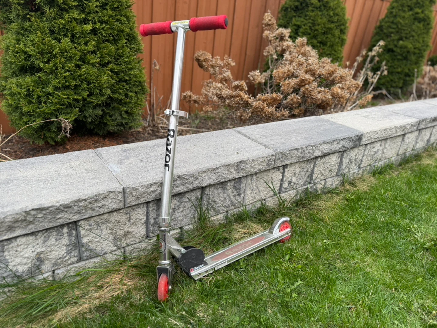 RED RAZOR KIDS SCOOTER - photo 2