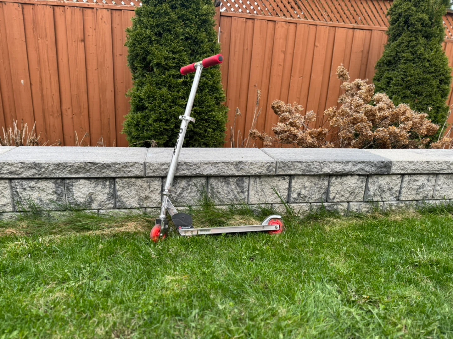 RED RAZOR KIDS SCOOTER - photo 3