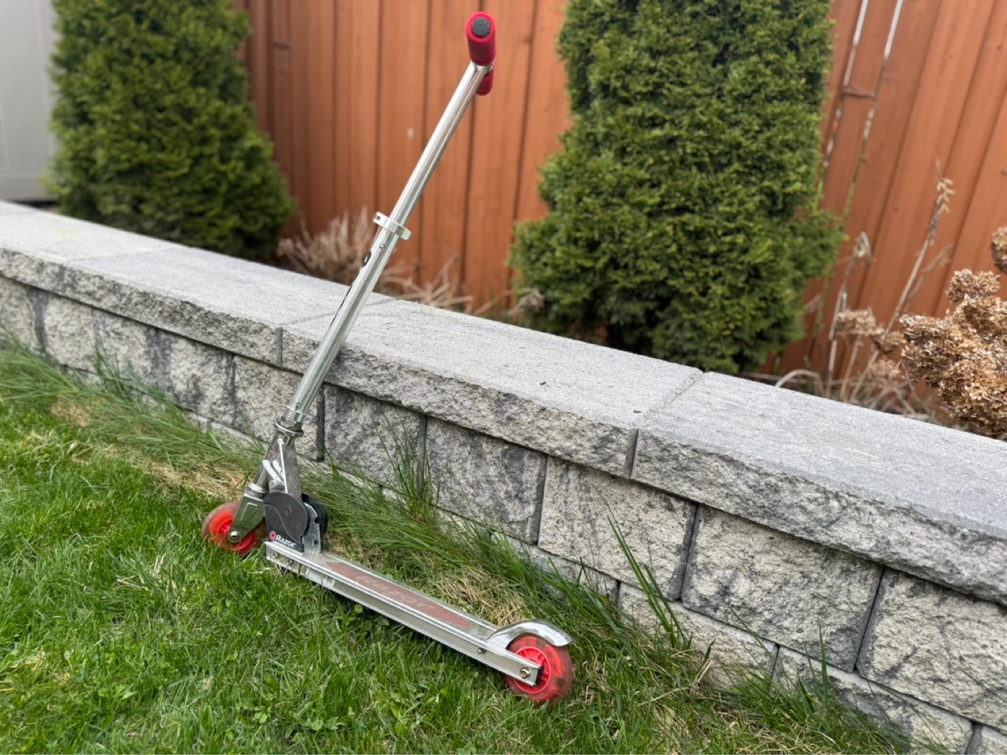 RED RAZOR KIDS SCOOTER - photo 4