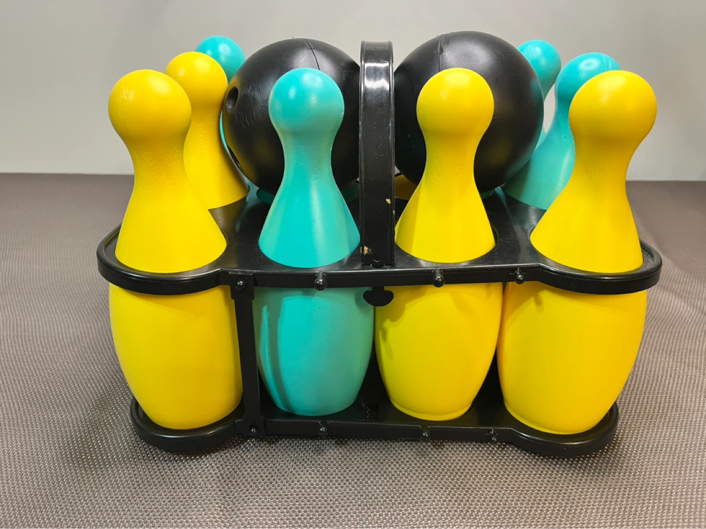 🌱Like New 🌱 Kids Bowling Set - 10 Pins & 2 Balls - photo 3