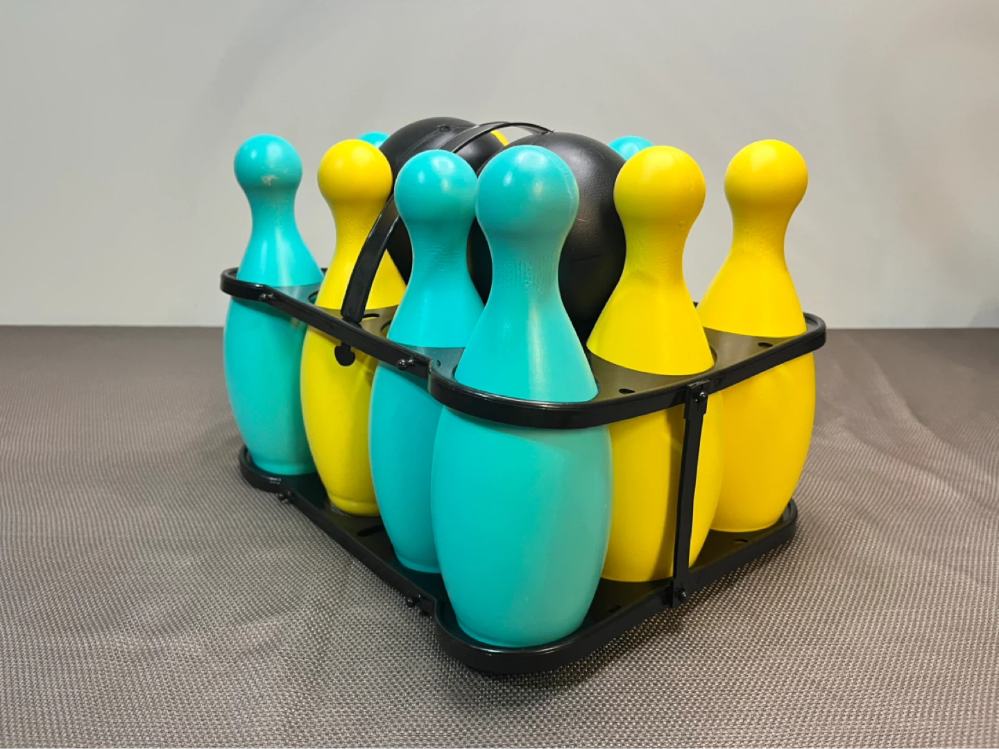 🌱Like New 🌱 Kids Bowling Set - 10 Pins & 2 Balls - photo 4