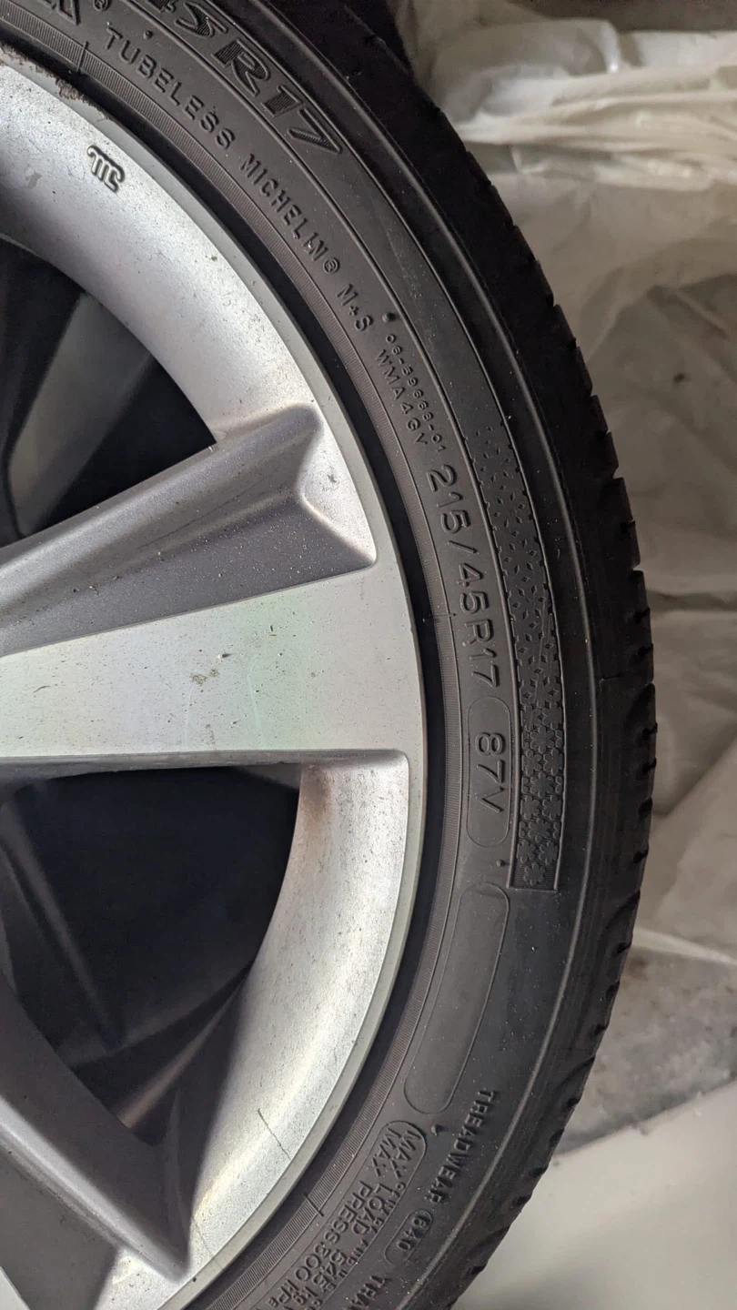 Acura Alloy Wheel with Michelin Tire 215/45R17