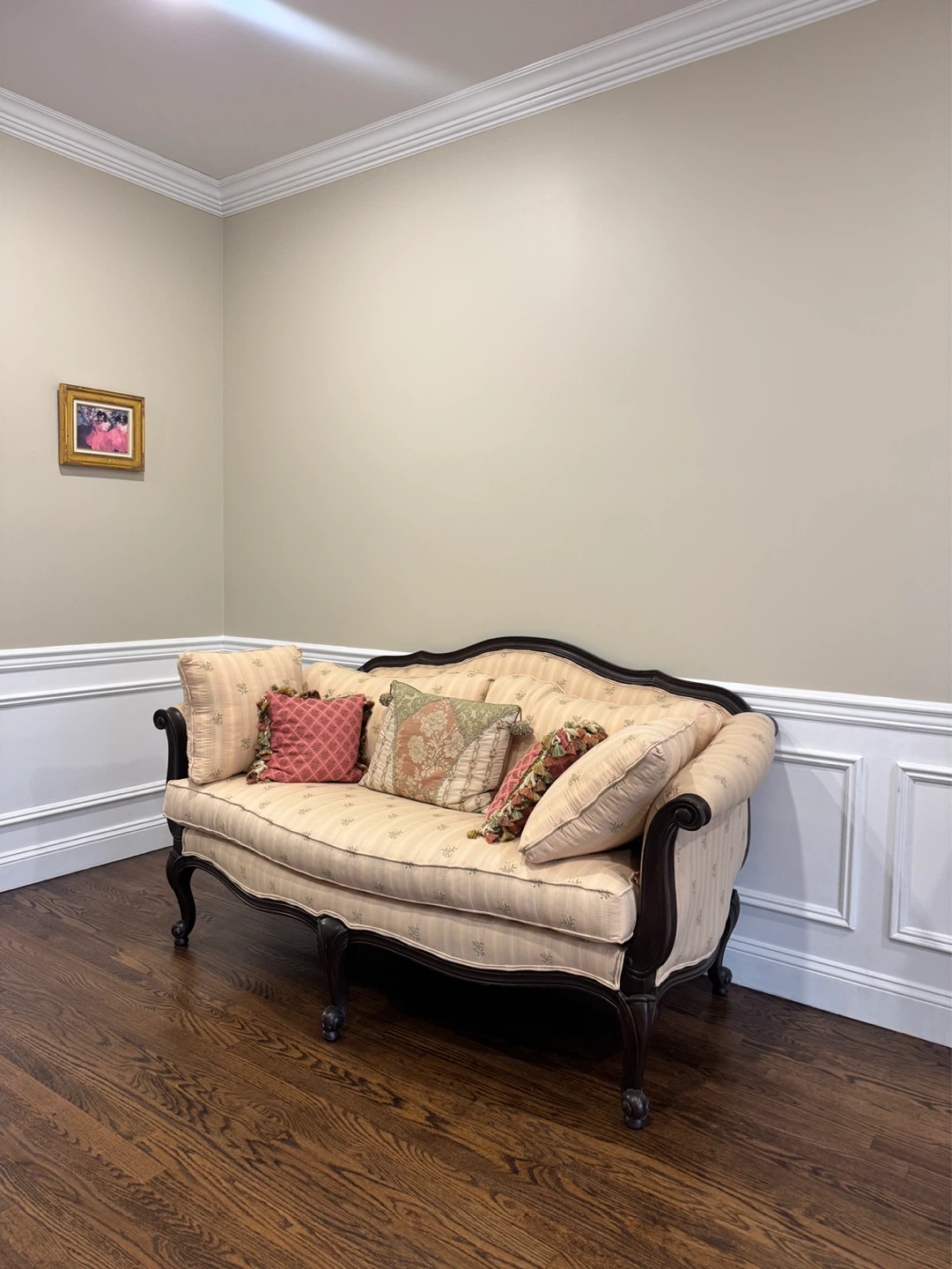 Ethan allen  Settee Sofa with Decorative Pillows
