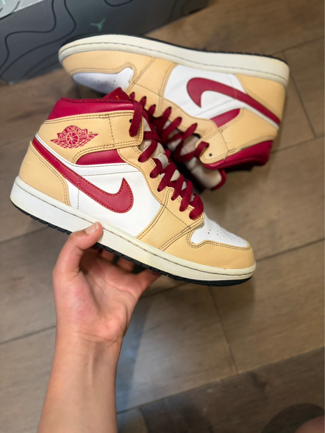 Air Jordan 1 Mid SE 'Light British Tan' Sneakers