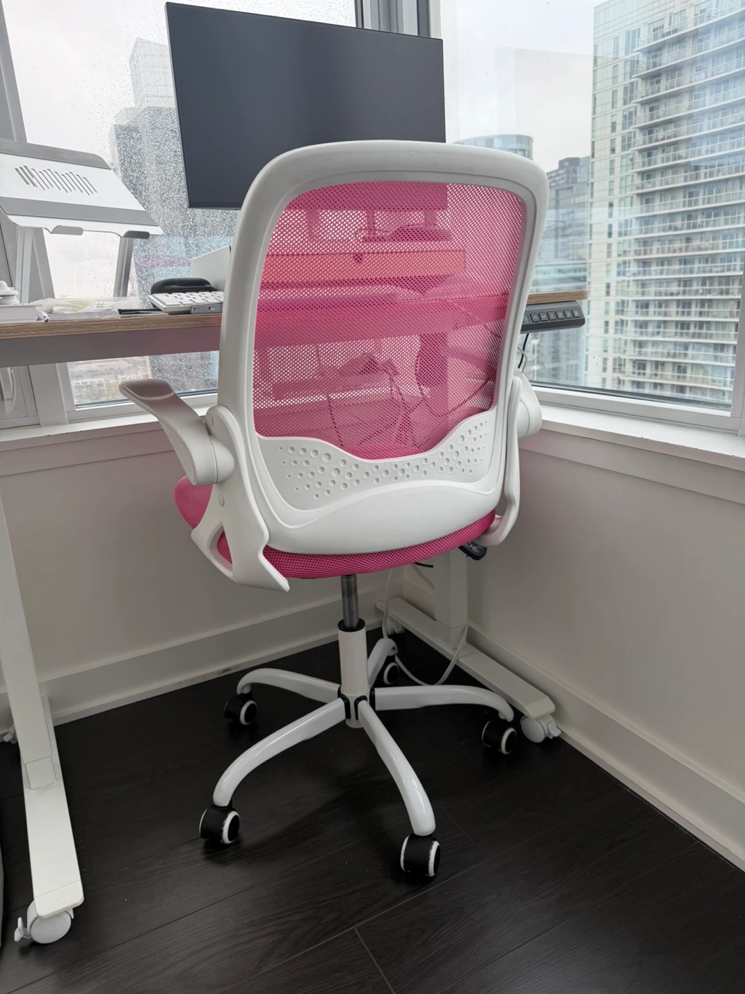 Stylish Pink Ergonomic Office Chair – Like New - photo 4