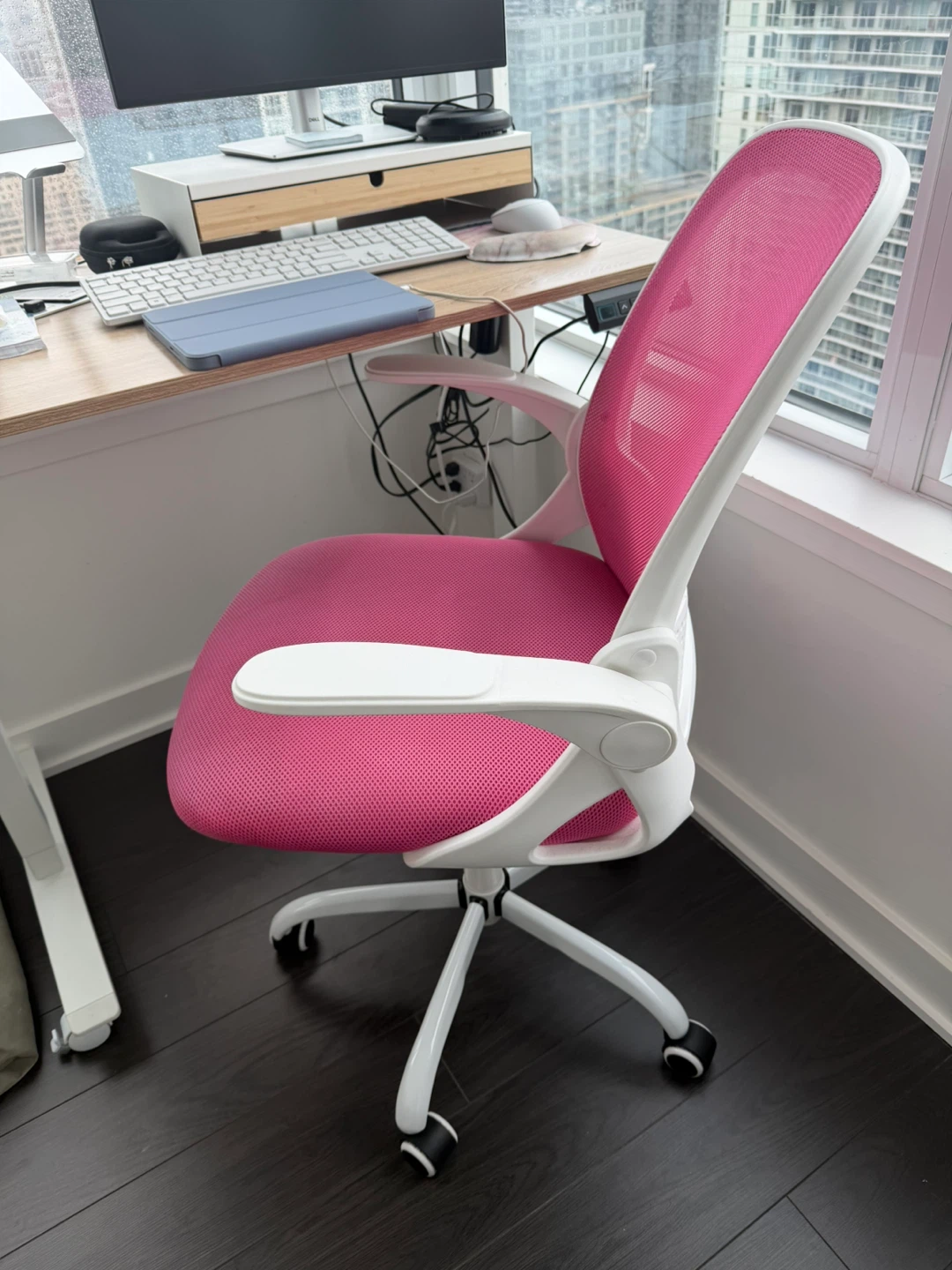 Stylish Pink Ergonomic Office Chair – Like New - photo 2
