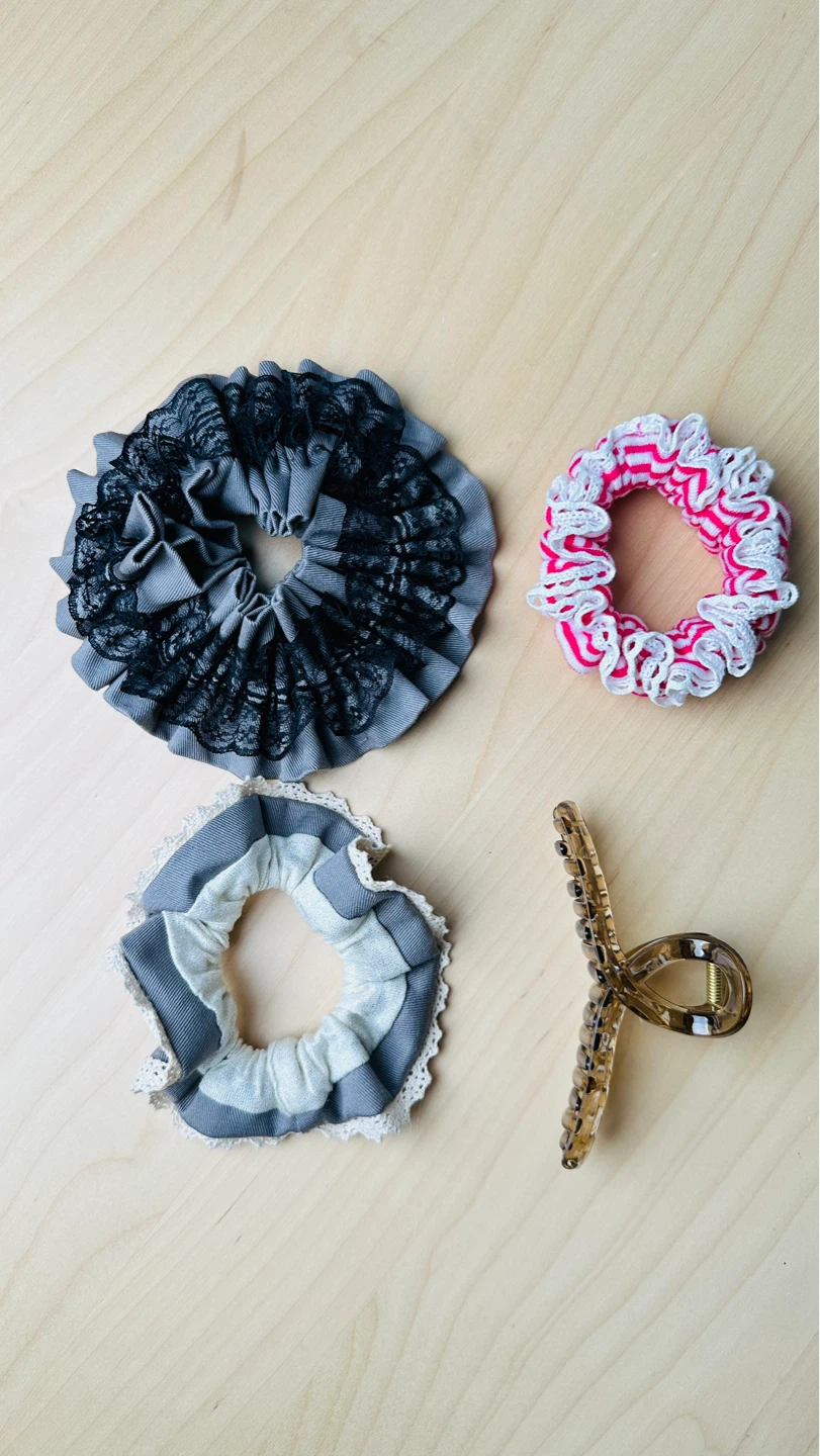 🌱Set of 3 Scrunchies and 1 Claw Clip