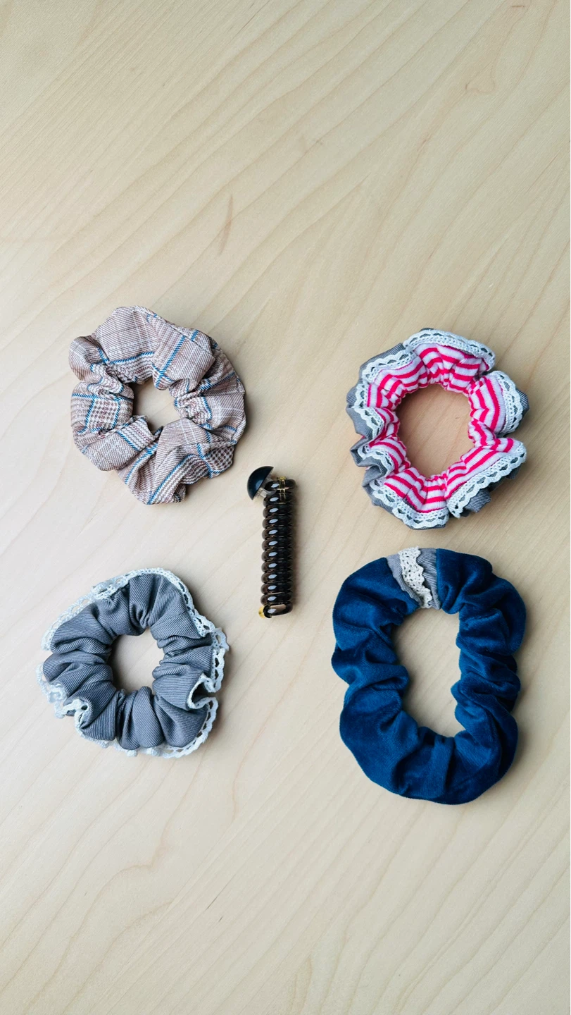 🌱Set of 4 Scrunchies and 1 Hair Coil