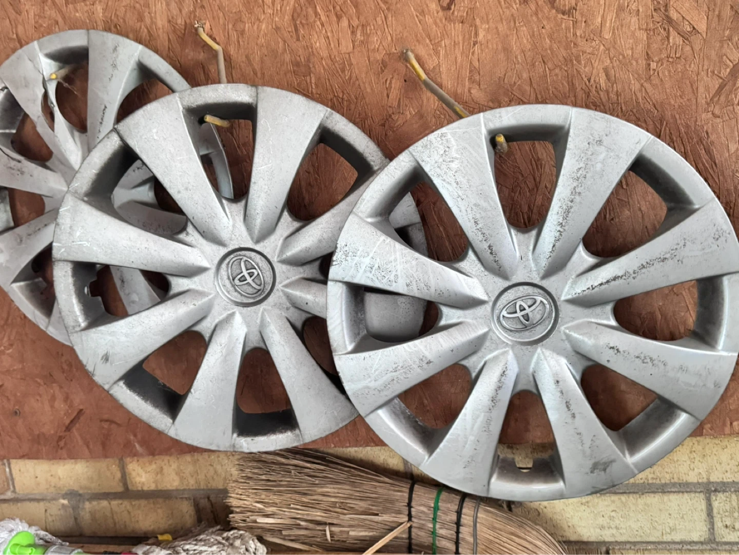 15  Toyota Hubcaps - photo 2