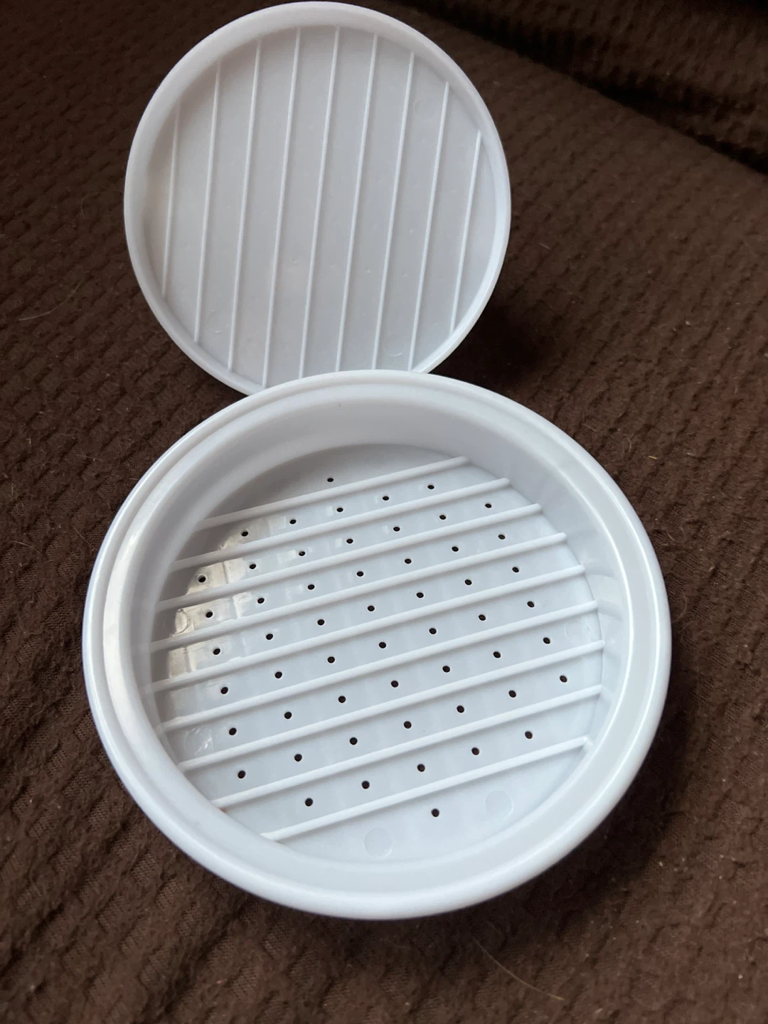 White Plastic Round Steamer Basket