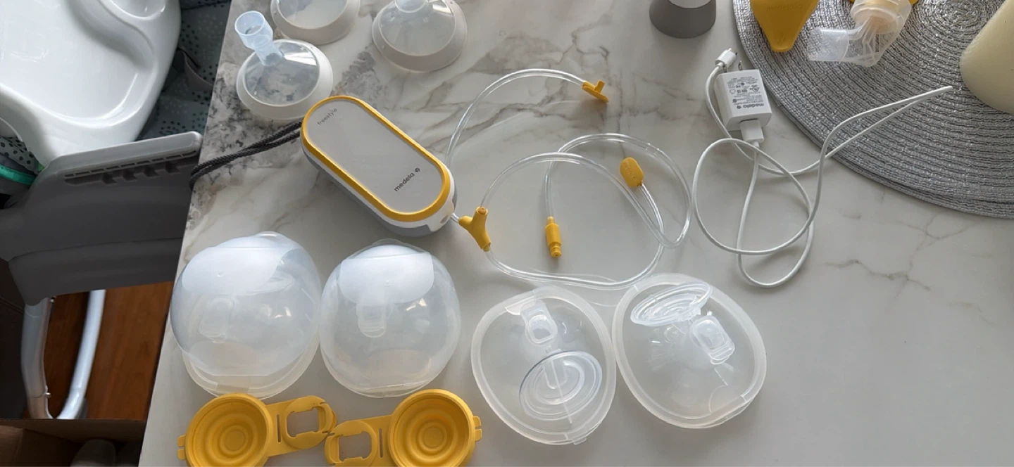 Medela Hands-Free Breast Pump + Full Kit (Used for 1 Month Only) - photo 3