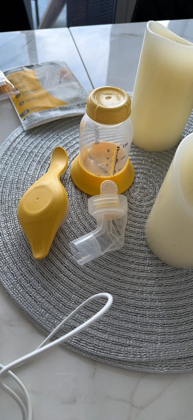 Medela Hands-Free Breast Pump + Full Kit (Used for 1 Month Only) - photo 2