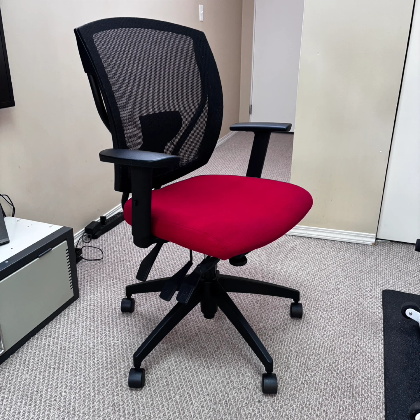 Ergonomic Mesh Back Office Chair - Red Seat - photo 3