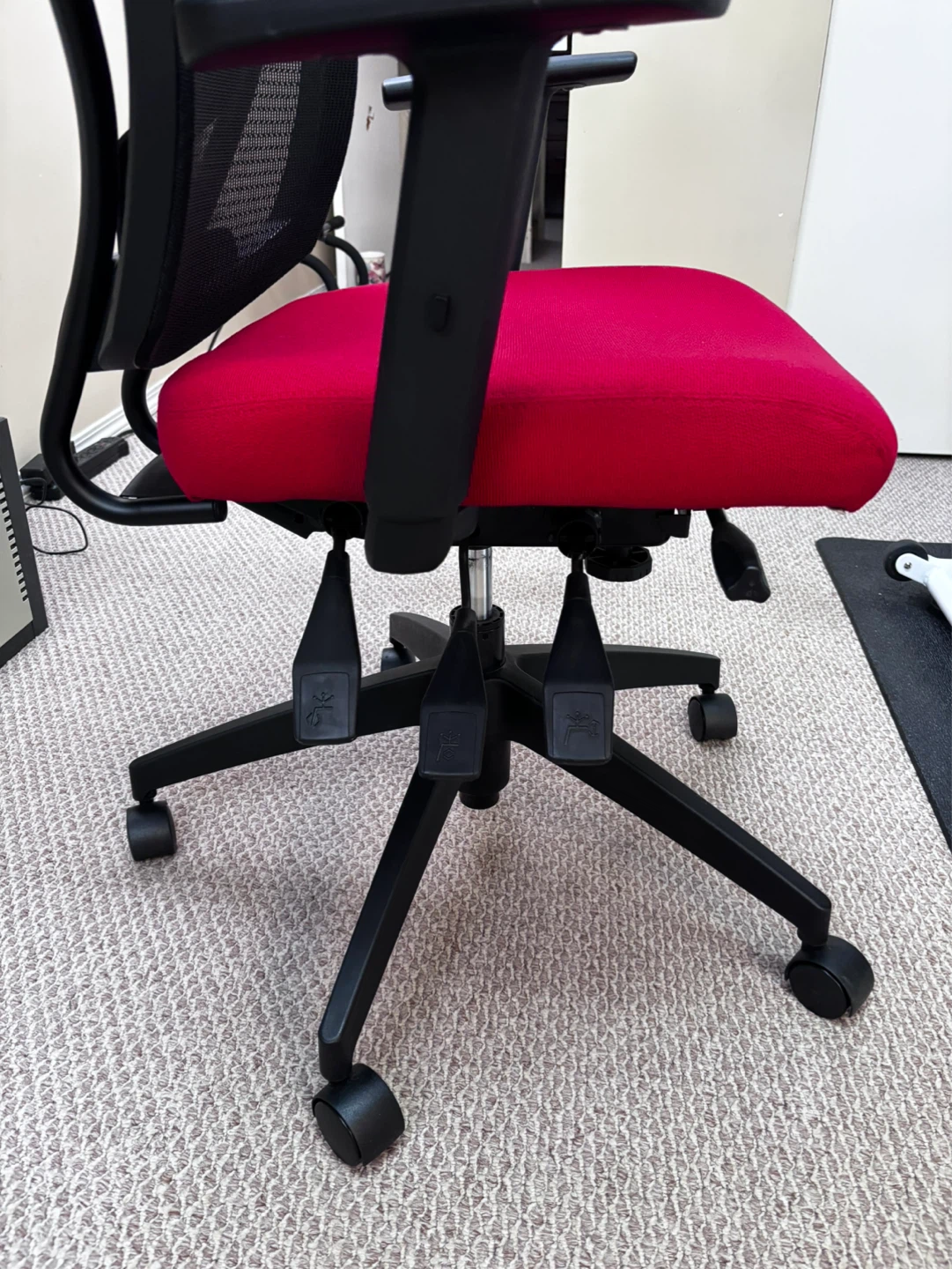 Ergonomic Mesh Back Office Chair - Red Seat - photo 2