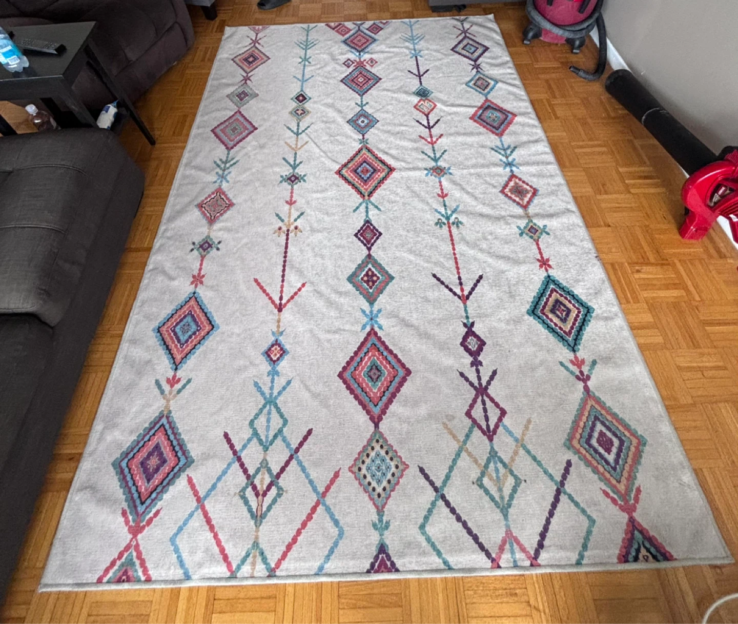 Geometric Pattern Area Rug with non slip rug pad. 6 x 9 feet