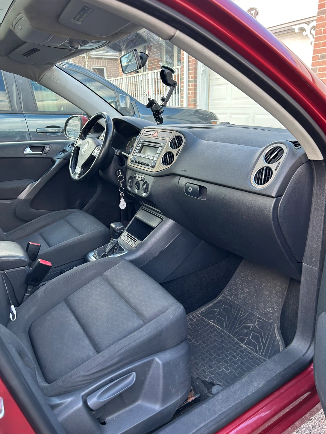 Red Volkswagen Tiguan 2009 - photo 3