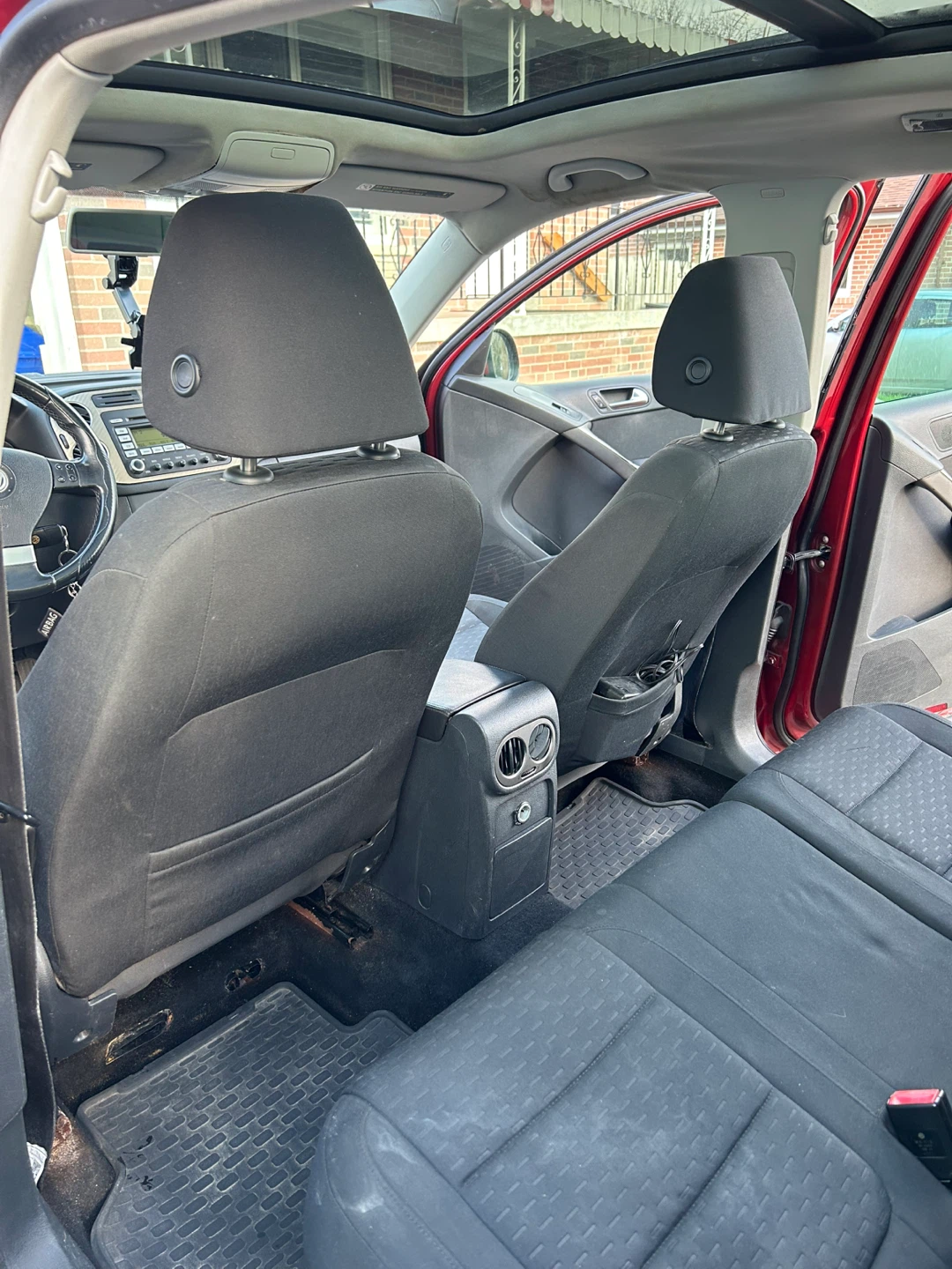 Red Volkswagen Tiguan 2009 - photo 4