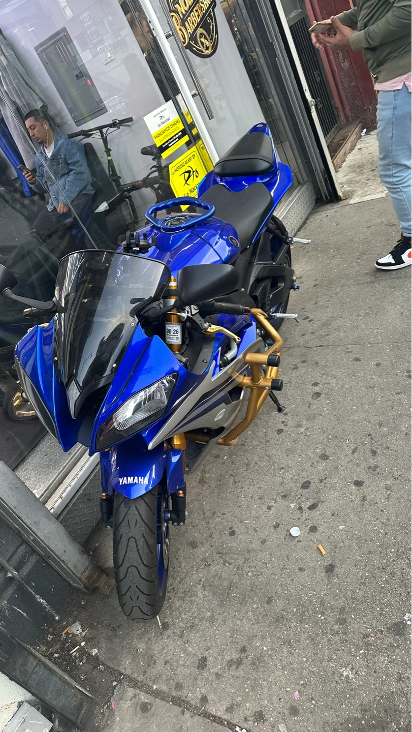 Blue Yamaha R6 Motorcycle - photo 4