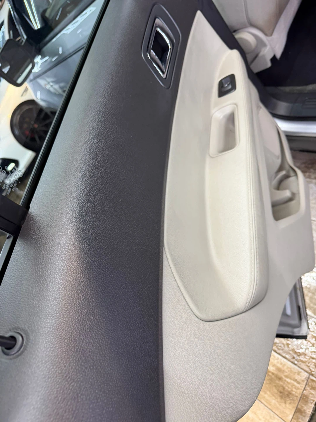 2013 Ford Explorer XLT Silver SUV - photo 2