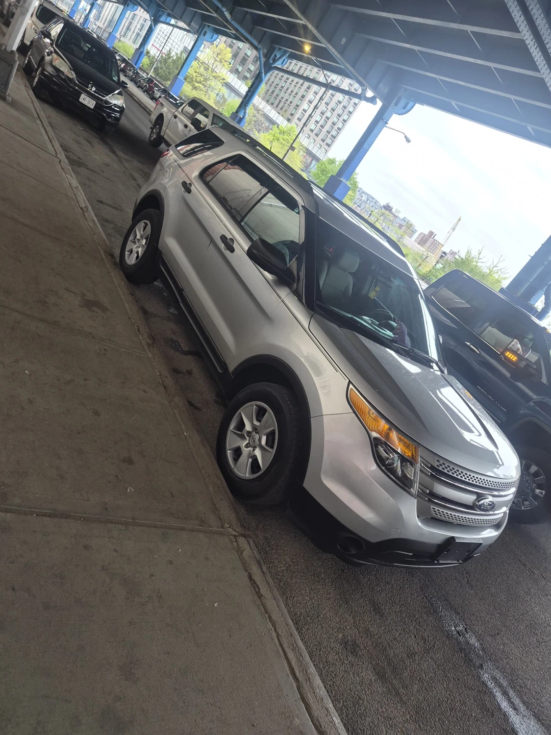 2013 Ford Explorer XLT Silver SUV - photo 4