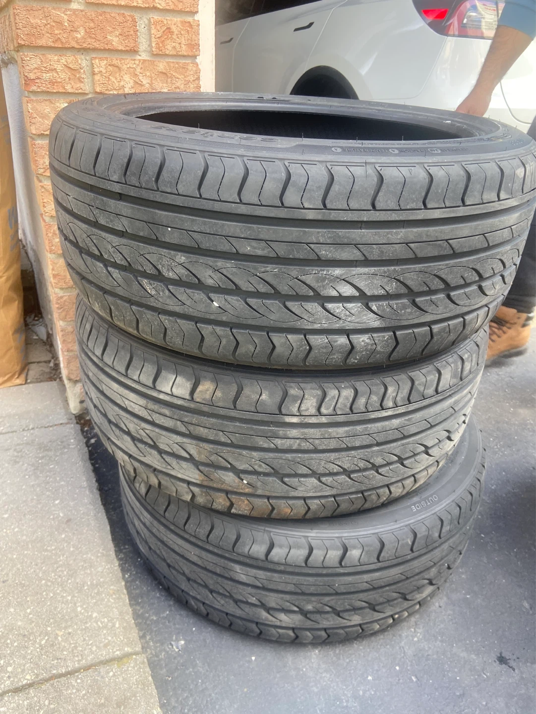 Set of 4 Tires 255/40r20