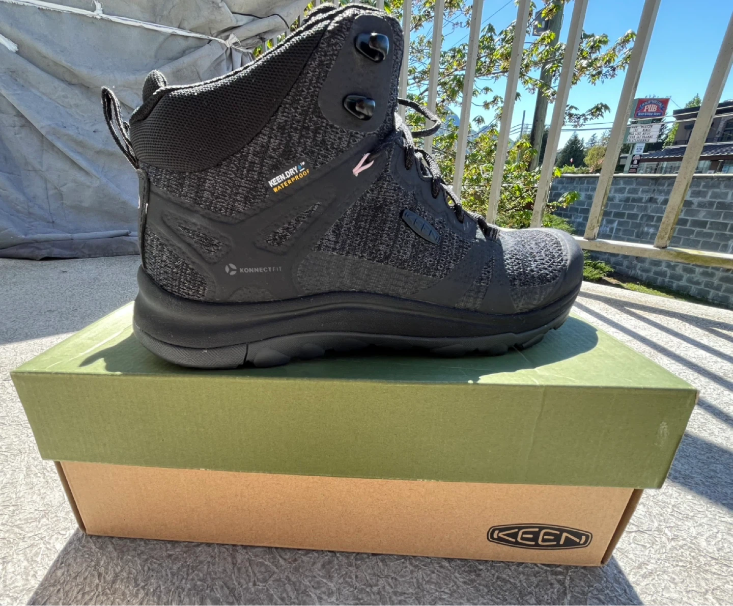 KEEN Women's Waterproof Hiking Boots size 8 but more like 7 - photo 2