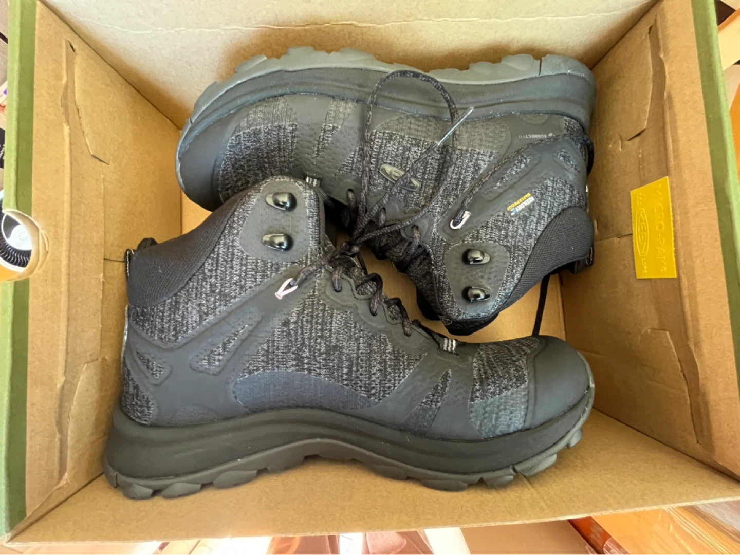 KEEN Women's Waterproof Hiking Boots size 8 but more like 7