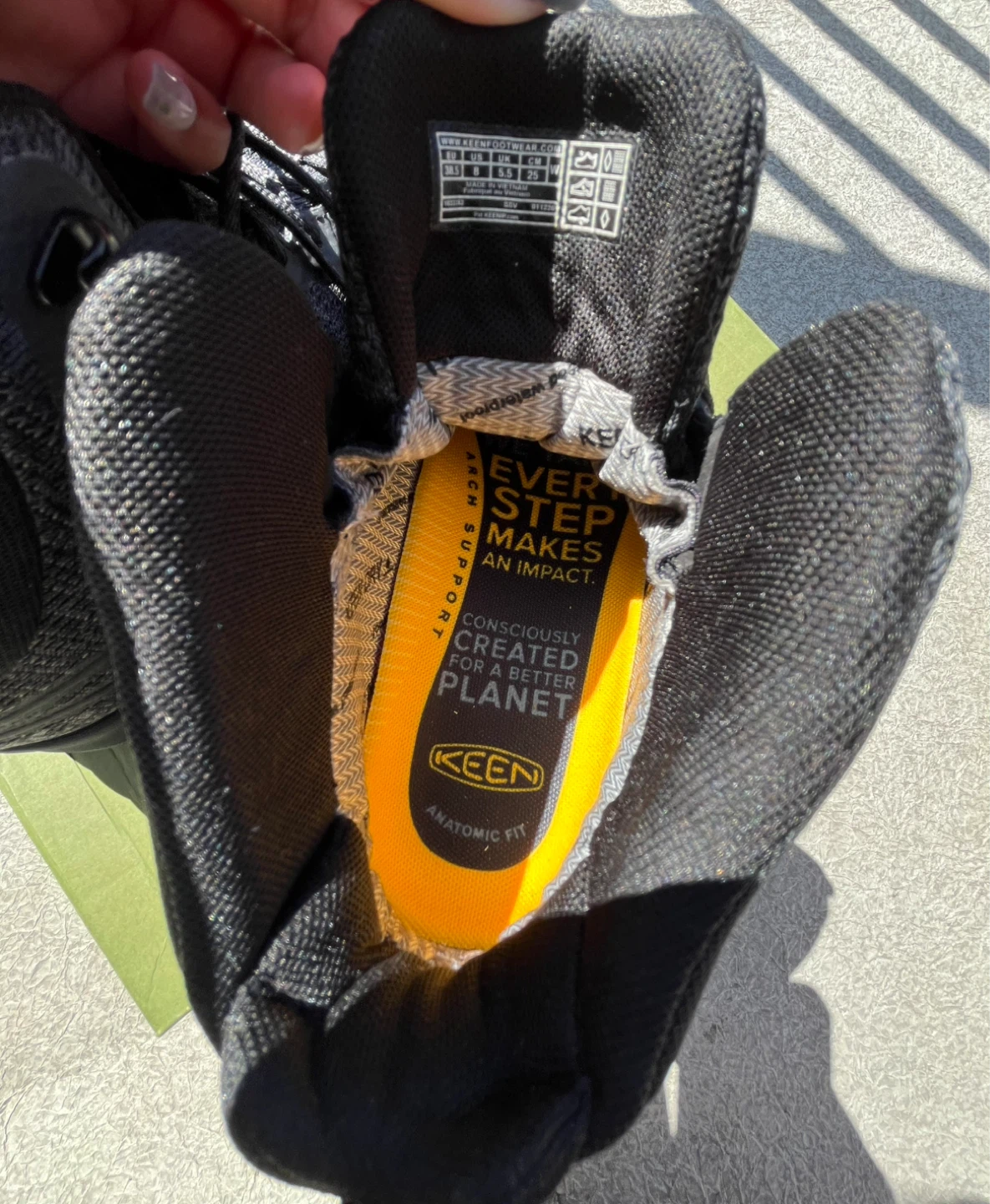 KEEN Women's Waterproof Hiking Boots size 8 but more like 7 - photo 5