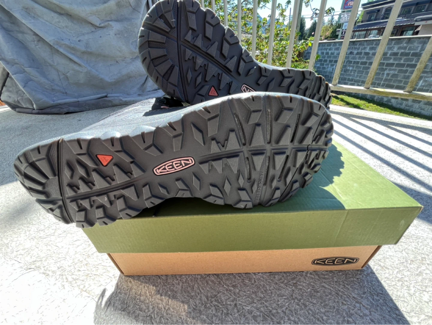 KEEN Women's Waterproof Hiking Boots size 8 but more like 7 - photo 3