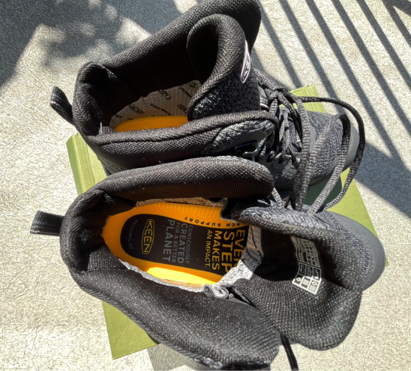KEEN Women's Waterproof Hiking Boots size 8 but more like 7 - photo 4