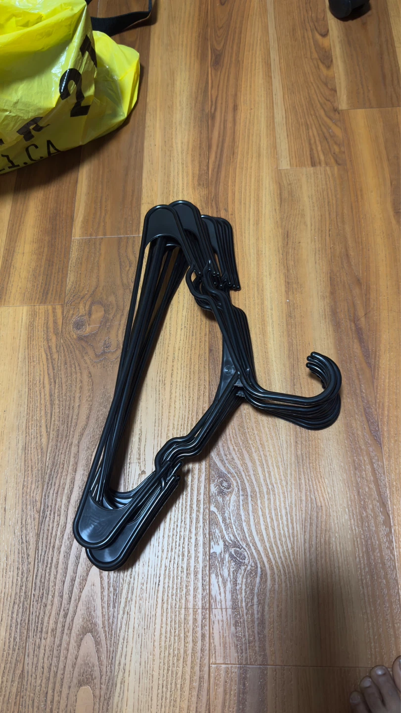 Black Plastic Hangers - Set of 20 - photo 2