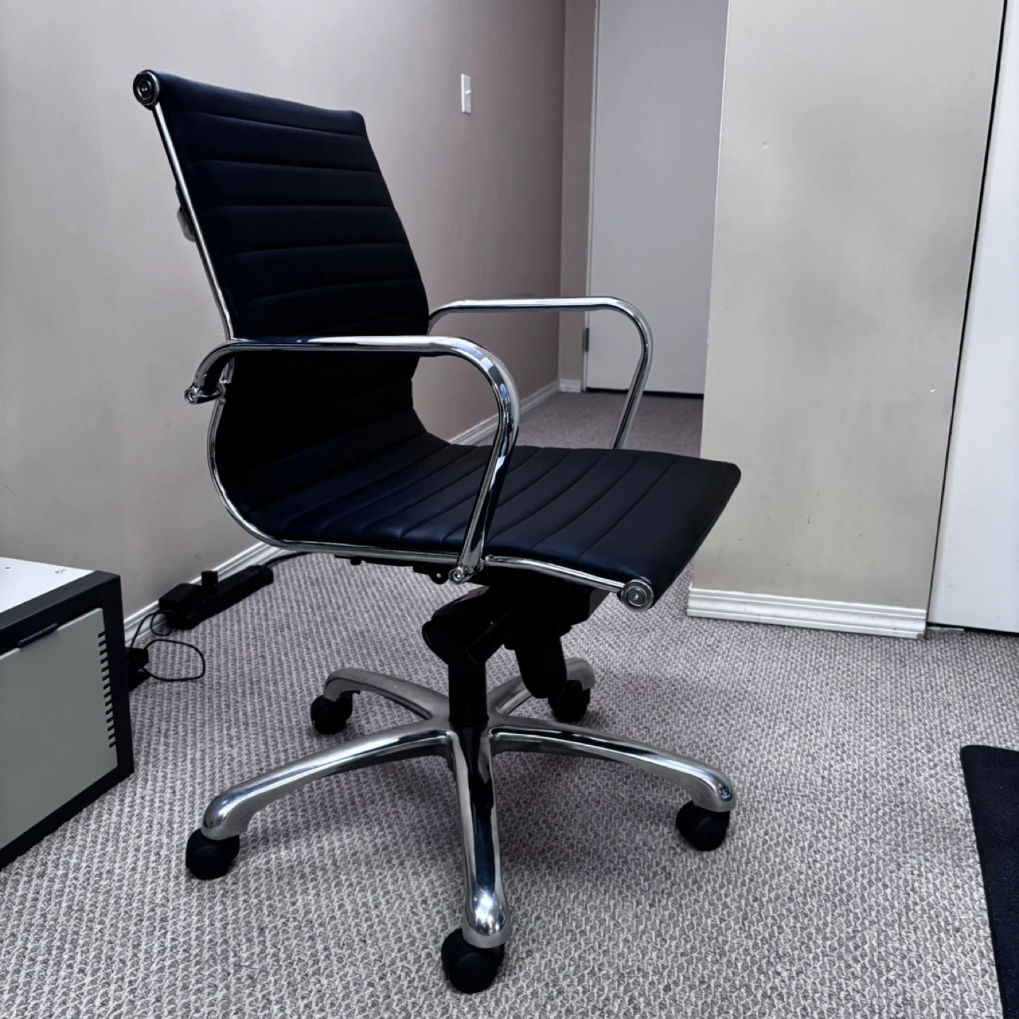Black Ribbed Office Chair - photo 2