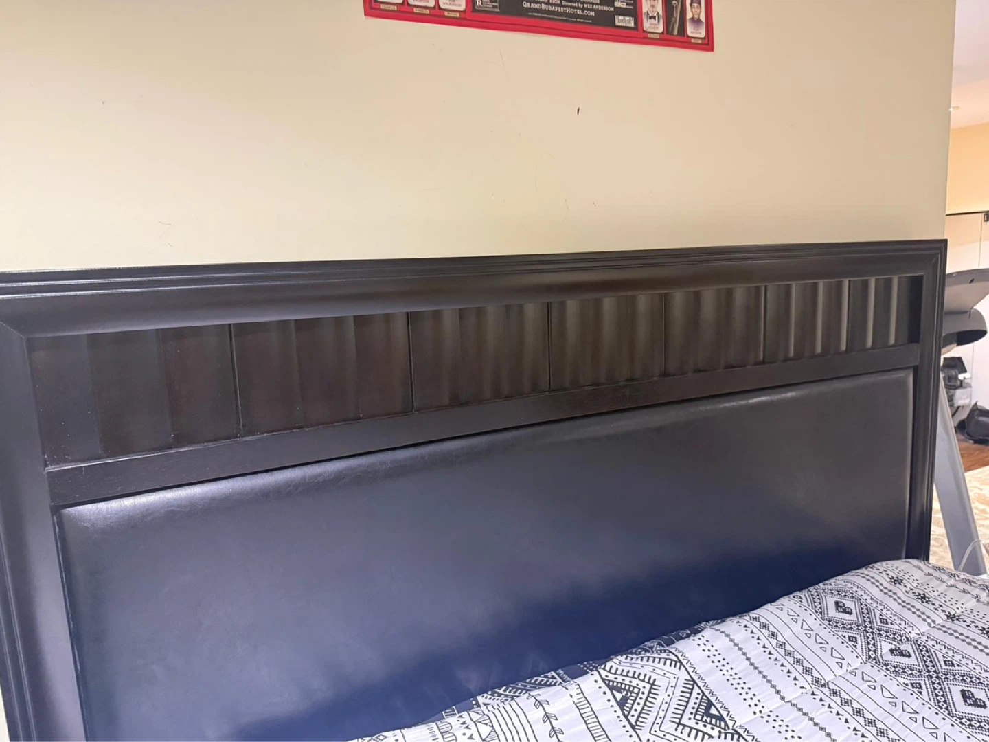 Queen Bed Set + Mattress + 2 Nightstands - photo 5