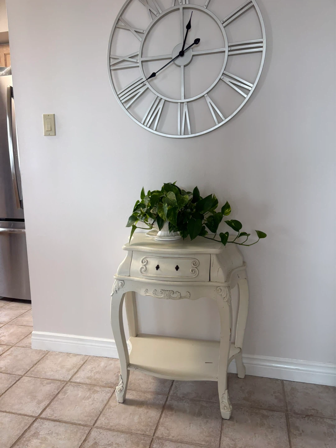 Vintage Cream Accent Table - photo 3