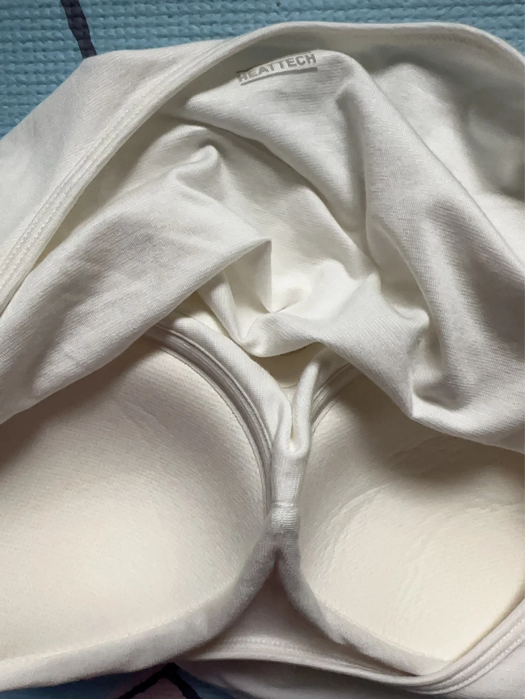 Uniqlo HEATTECH White Long Sleeve build in cups Top - photo 5