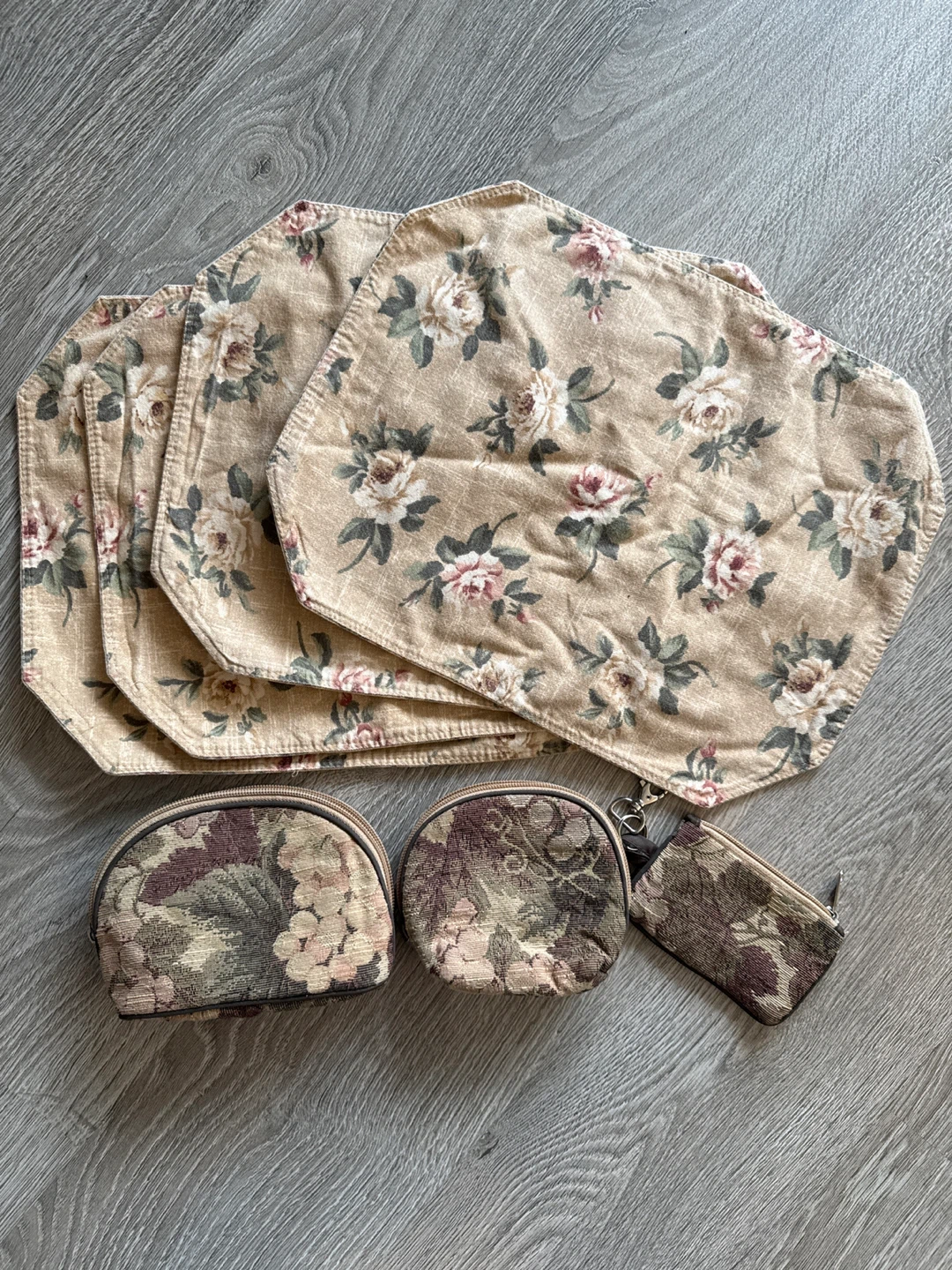 FREE Vintage look items-  Placemats and Cosmetic Bags Set