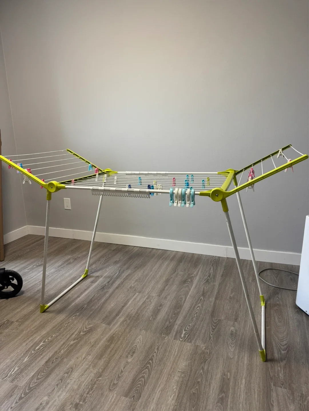 Expandable Laundry Drying Rack with Clothespin Holders